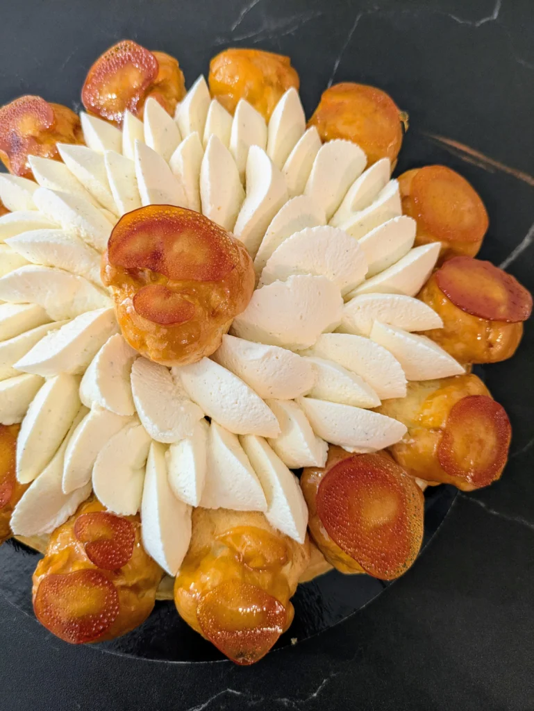 Photo d'un Saint-Honoré de la Pâtisserie Genesis, pâtisserie sur commande et boutique en ligne de Biscuits à Gruissan.